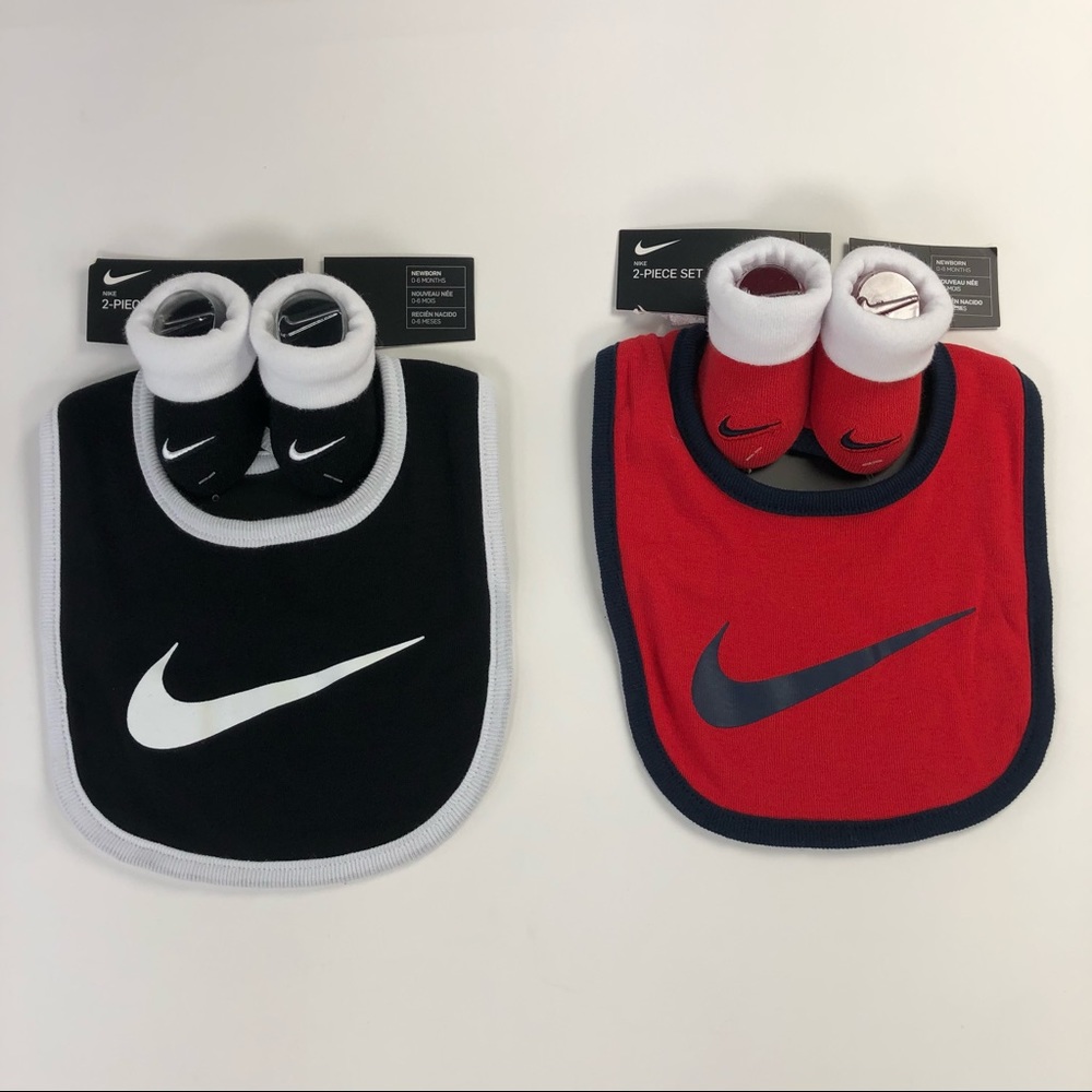 Nike Baby Booties & Bib Newborn 0-6 Month 2 Piece
